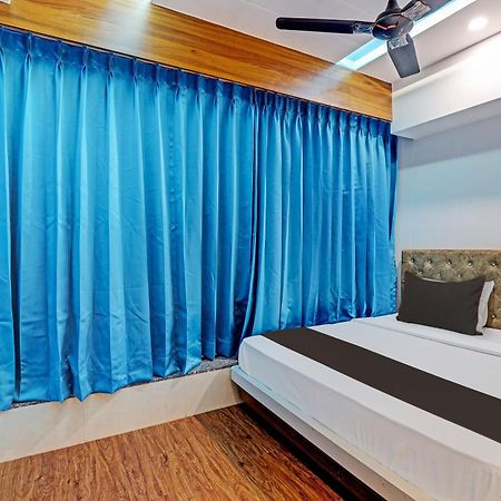 Collection O Hotel Swarg Surat Ngoại thất bức ảnh