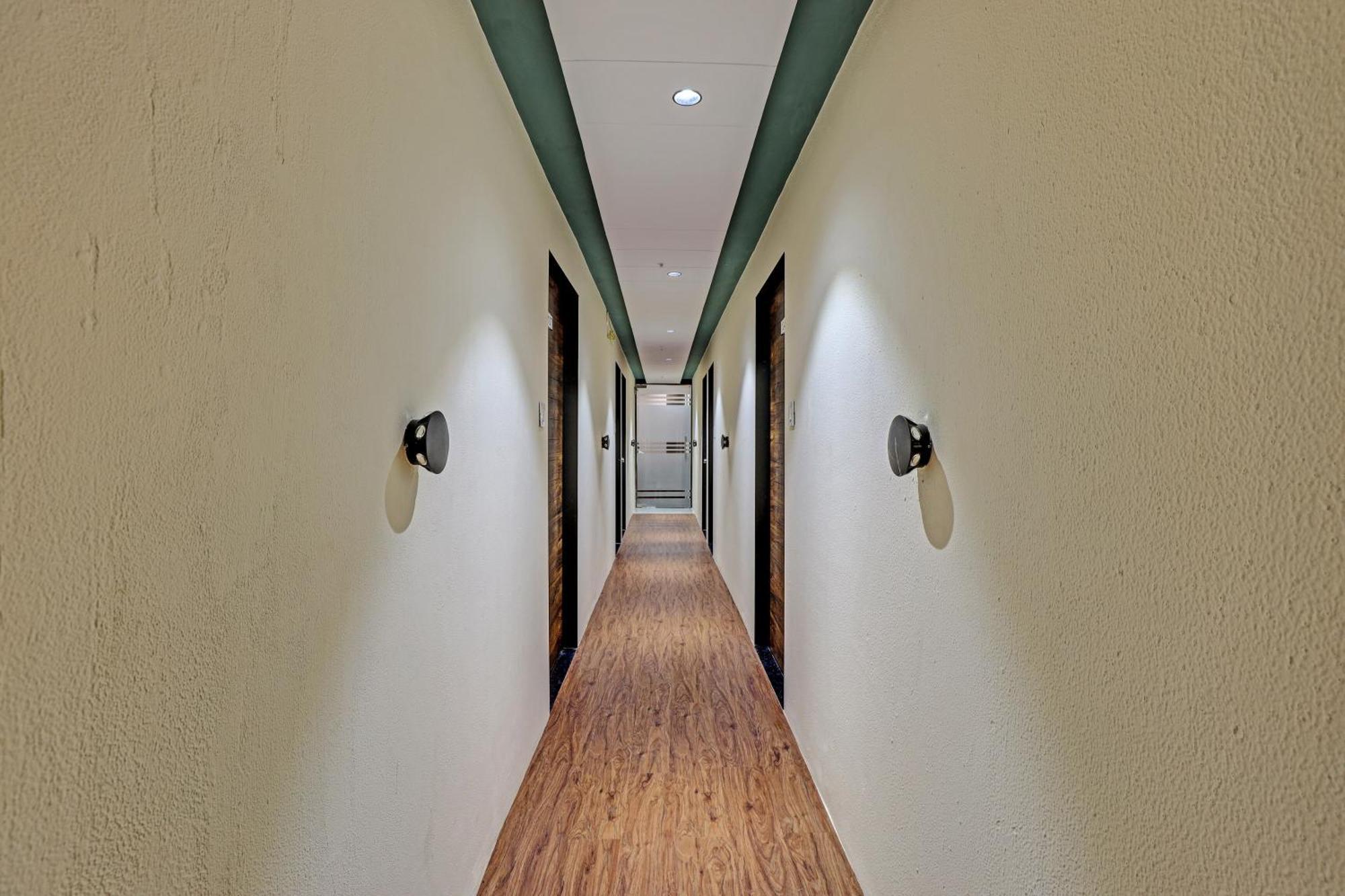 Collection O Hotel Swarg Surat Ngoại thất bức ảnh