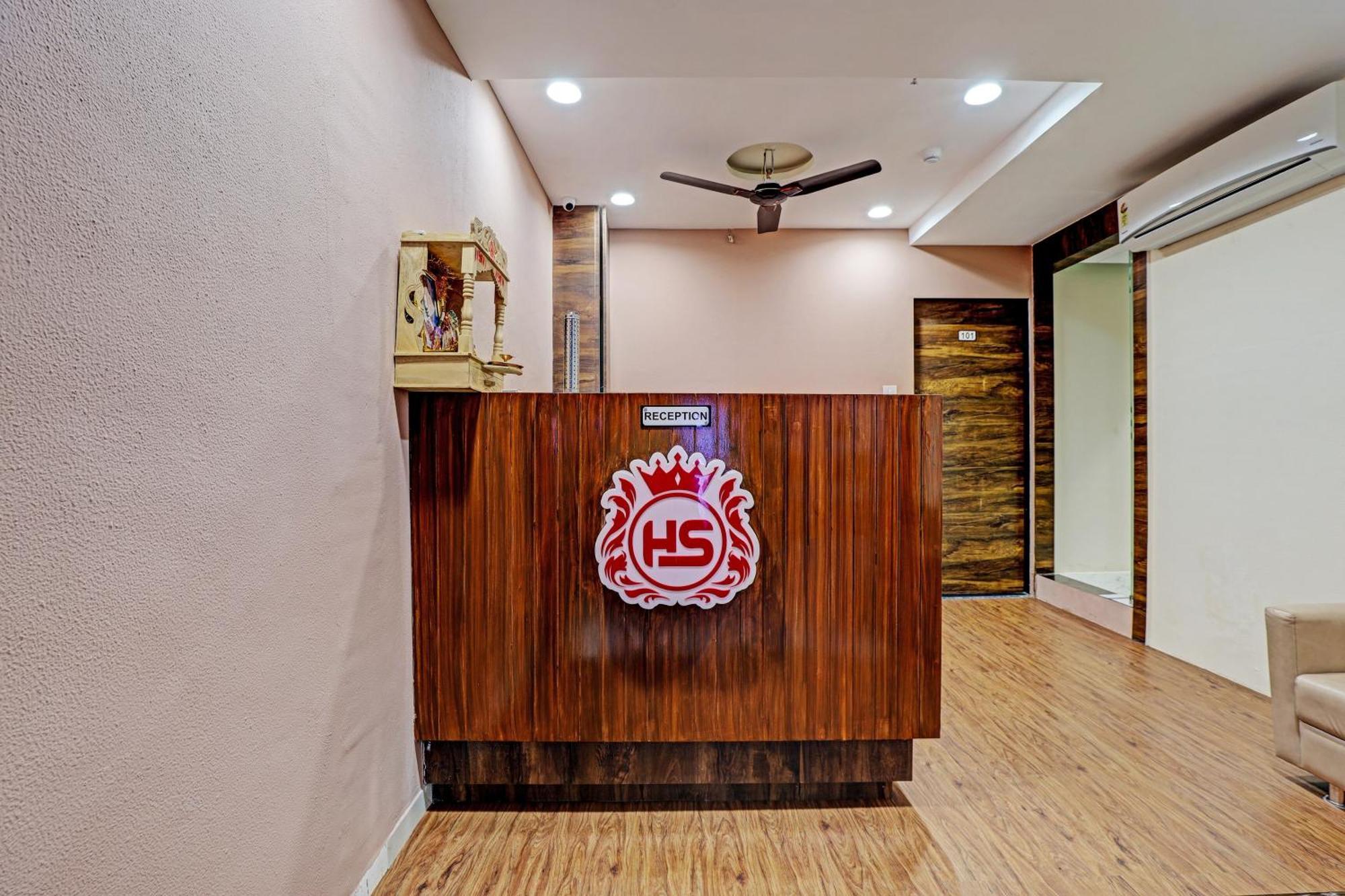 Collection O Hotel Swarg Surat Ngoại thất bức ảnh
