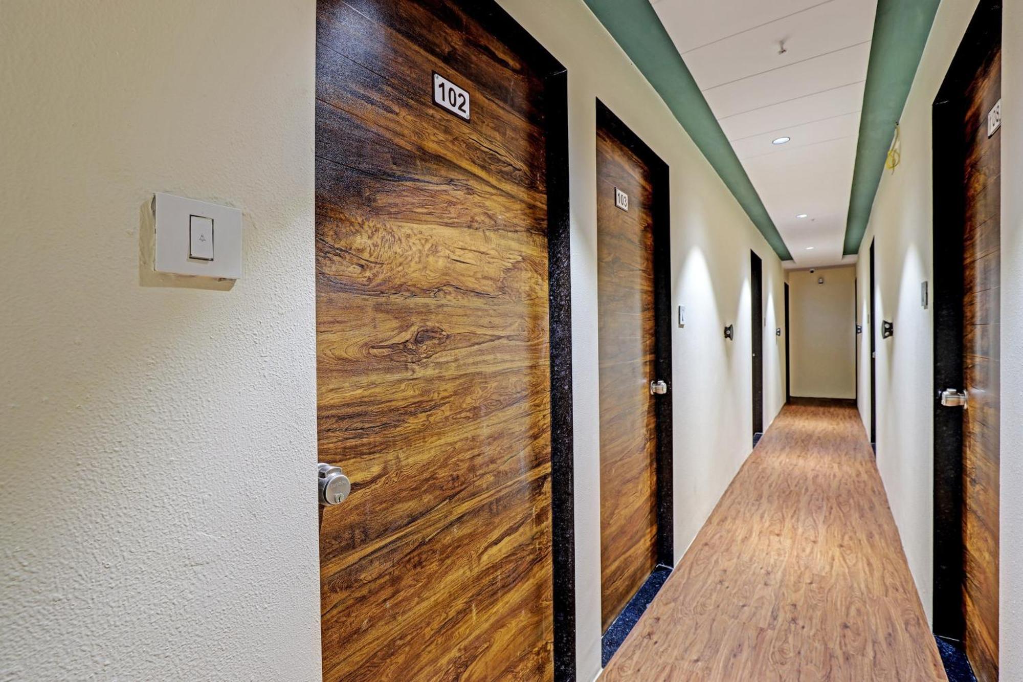 Collection O Hotel Swarg Surat Ngoại thất bức ảnh