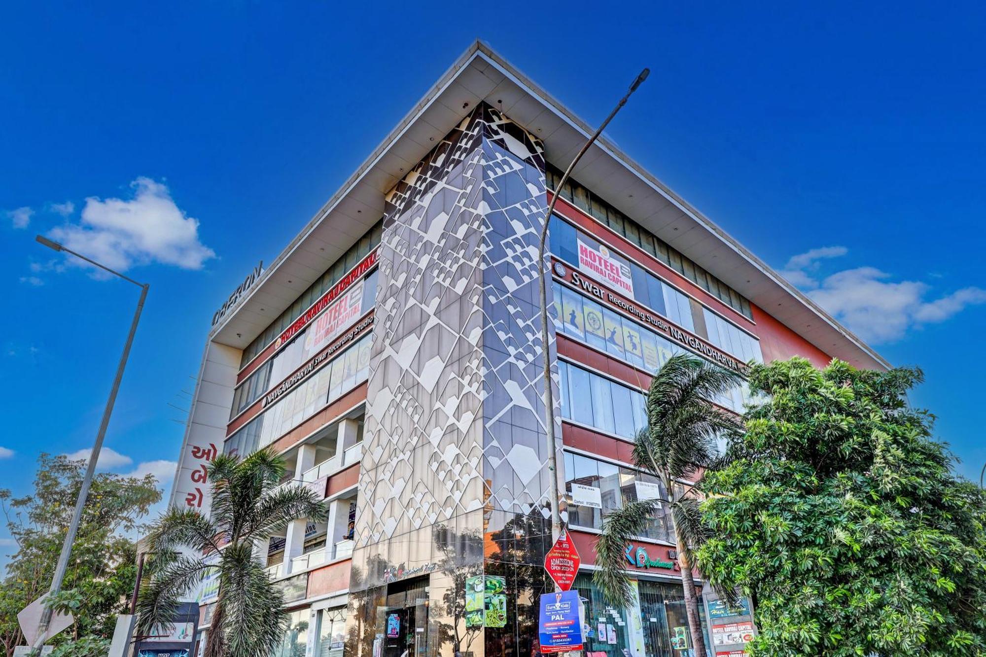 Collection O Hotel Swarg Surat Ngoại thất bức ảnh