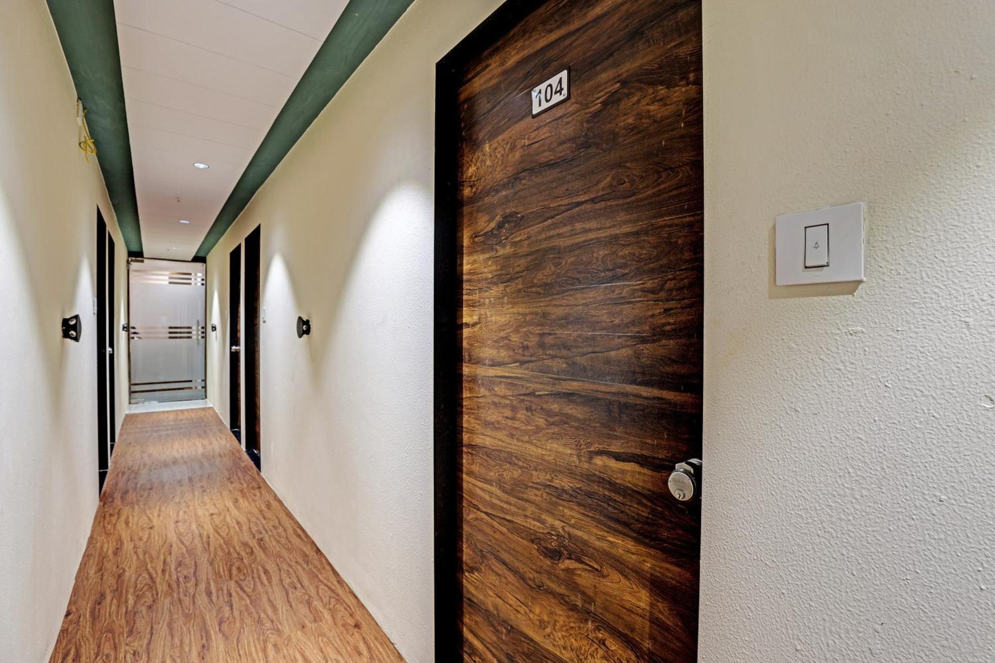 Collection O Hotel Swarg Surat Ngoại thất bức ảnh