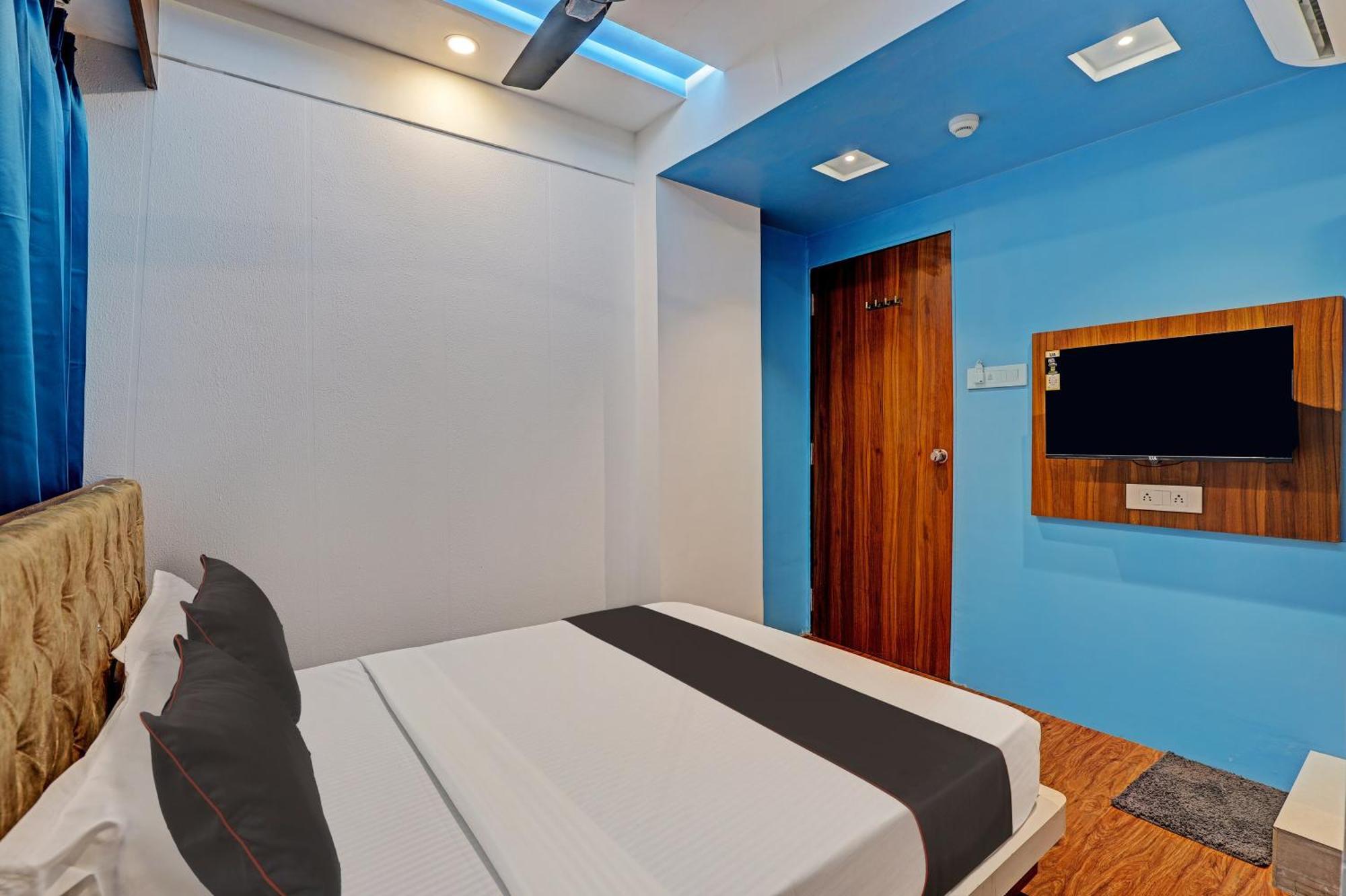 Collection O Hotel Swarg Surat Ngoại thất bức ảnh