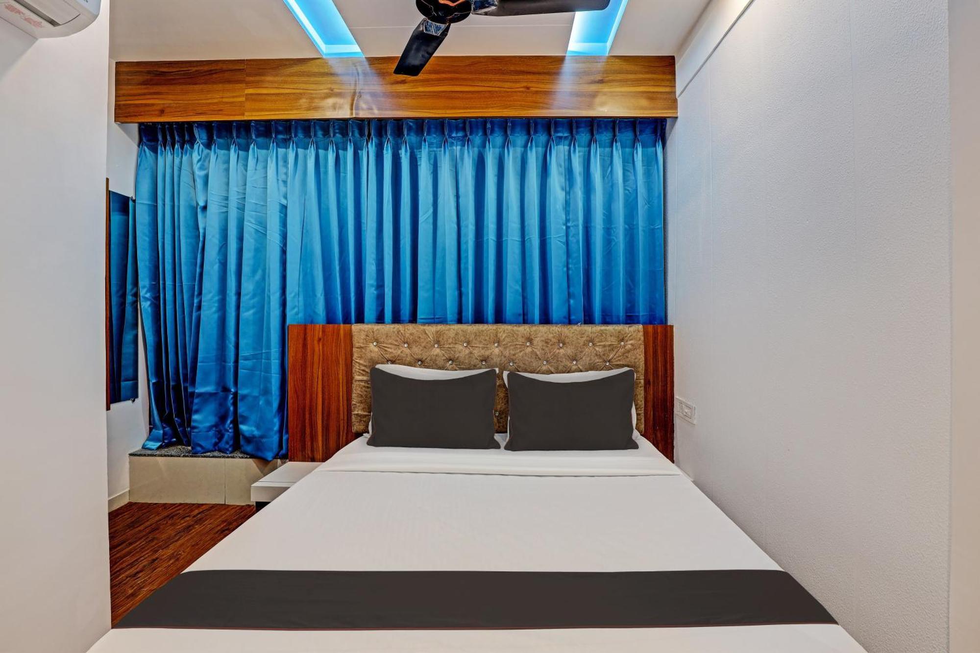 Collection O Hotel Swarg Surat Ngoại thất bức ảnh